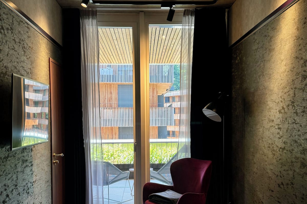 Caja fuerte, tabla de planchar con plancha, cunas gratuitas