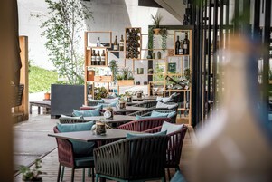 2 restaurants, lunch served