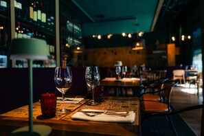 2 restaurants; lunch and dinner served  - Me and All Hotel Flims, by Hyatt (Flims)
