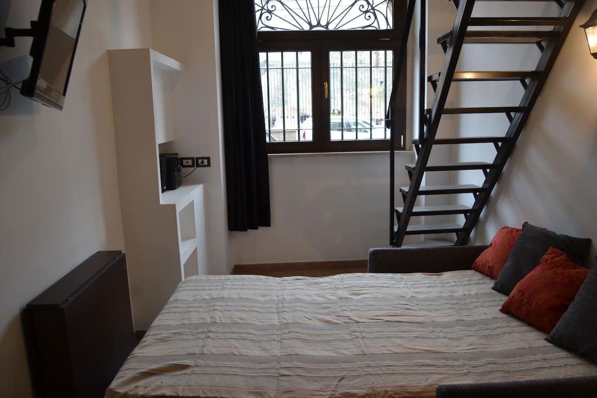 Studio, Ground Floor (Fori 1) | Desk, blackout drapes, iron/ironing board (on request), WiFi (free)