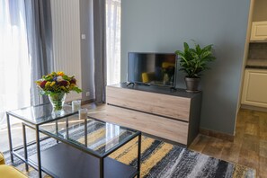 Classic Apartment | Living area | 32-inch flat-screen TV with satellite channels, TV -  Moon Hostel Poznań (Poznan)