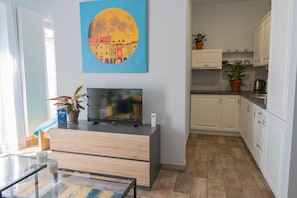 Classic Apartment | Living area | 32-inch flat-screen TV with satellite channels, TV -  Moon Hostel Poznań (Poznan)
