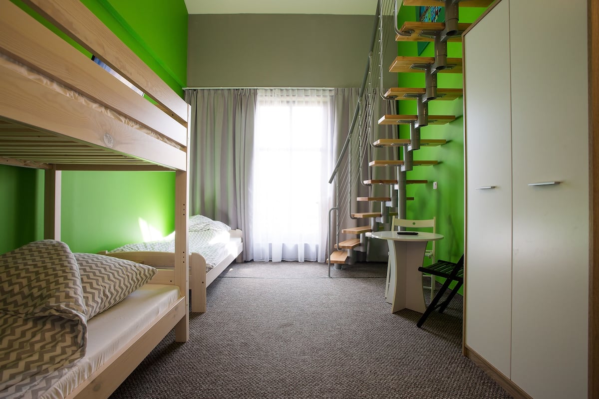 1 habitación, decoración personalizada, muebles diferentes y escritorio