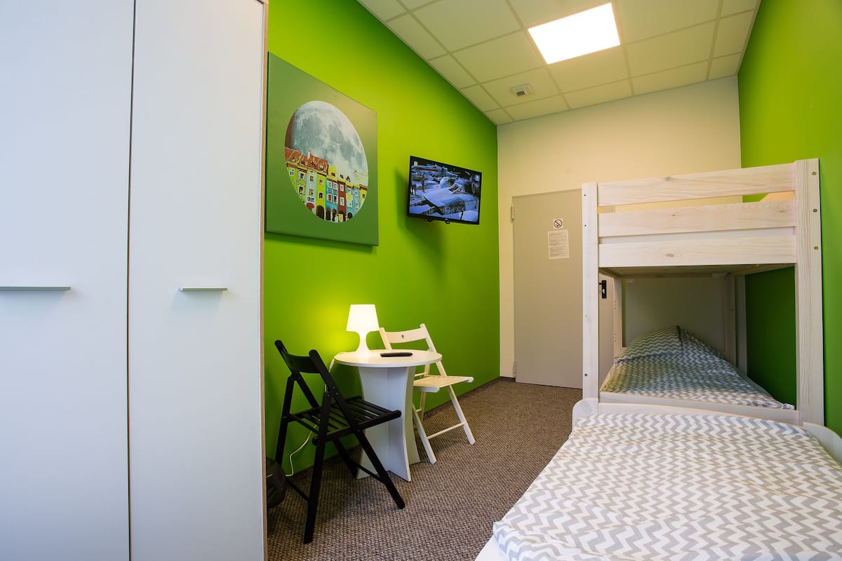 1 habitación, decoración personalizada, muebles diferentes y escritorio