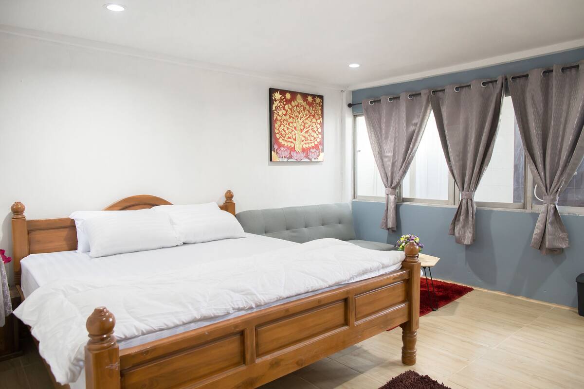 Deluxe Room, 1 Queen Bed, Non Smoking | Free WiFi