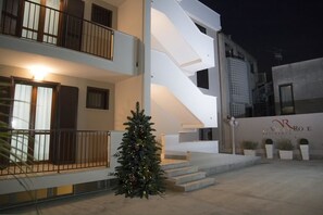 Front of property – evening/night - La Vie en Rose Residence (Pompei)