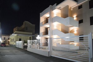 Fachada da propriedade à noite