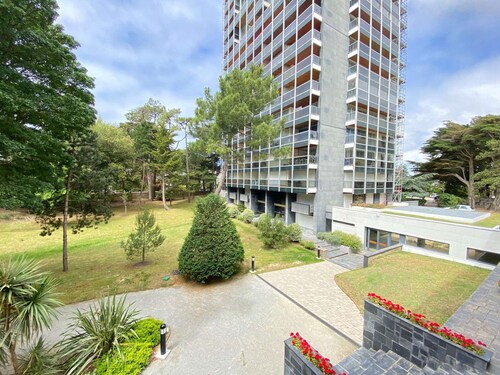Peaceful and green: 2-room apartment, terrace, parking, near beach and shops