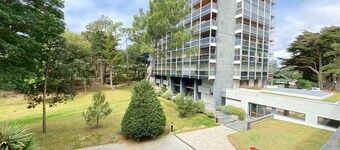 Peaceful and green: 2-room apartment, terrace, parking, near beach and shops