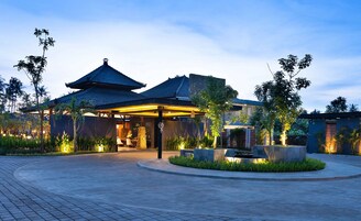 Fachada de la propiedad por la tarde o noche