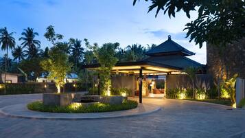 Bagian depan properti - sore/malam