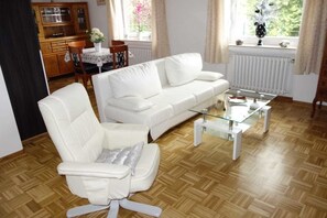 Comfort-Apartment, 1 Schlafzimmer, barrierefrei, Talblick (Werner) | Wohnzimmer | Fernseher