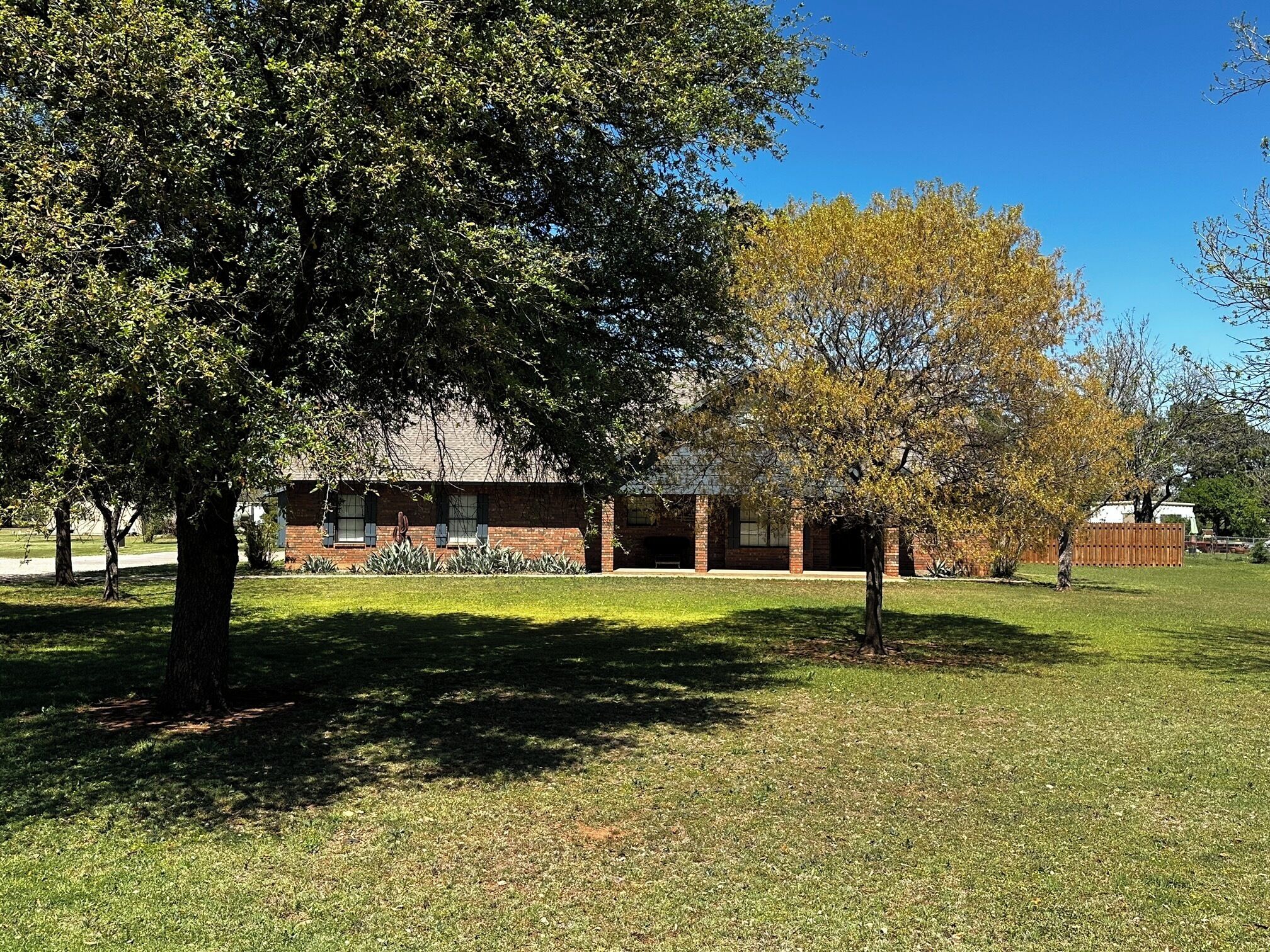 Peace and quiet in this large, beautiful, country retreat with a private pool!