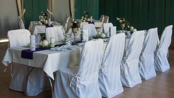 Lunch and dinner served, local and international cuisine