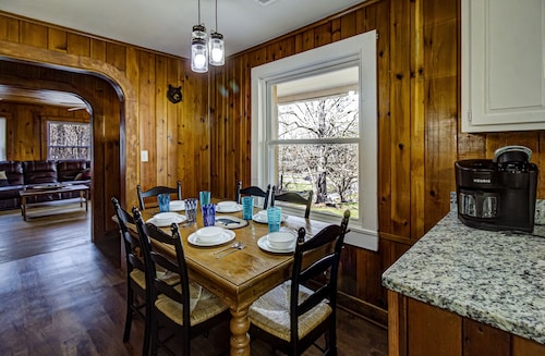 Jamie's Mountain Retreat w/ 6 bedrooms. Hot tub, Swing, Arcade, & BBQ on 5 acres