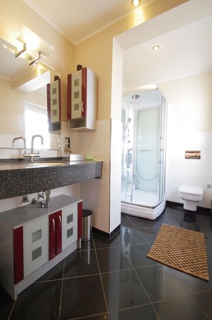 Apartamento conforto, 1 quarto, para não fumantes (Leon, excl. 85 € cleaning fee) | Banheiro | Piso aquecido, toalhas de banho