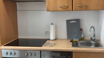 Comfort Apartment, 1 Bedroom, Non Smoking, Mountain View (Leon, excl. 85 € cleaning fee) | Private kitchen | High chair