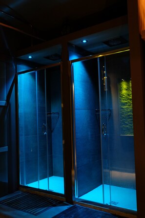 A modern bathroom with glass enclosures and a visible shower area. - La Rocca Guest House & Spa (Montefalco)
