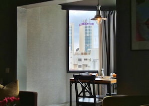 A room with a window, a table, and a chair. - Suite Loc Suite & Spa (Casablanca)