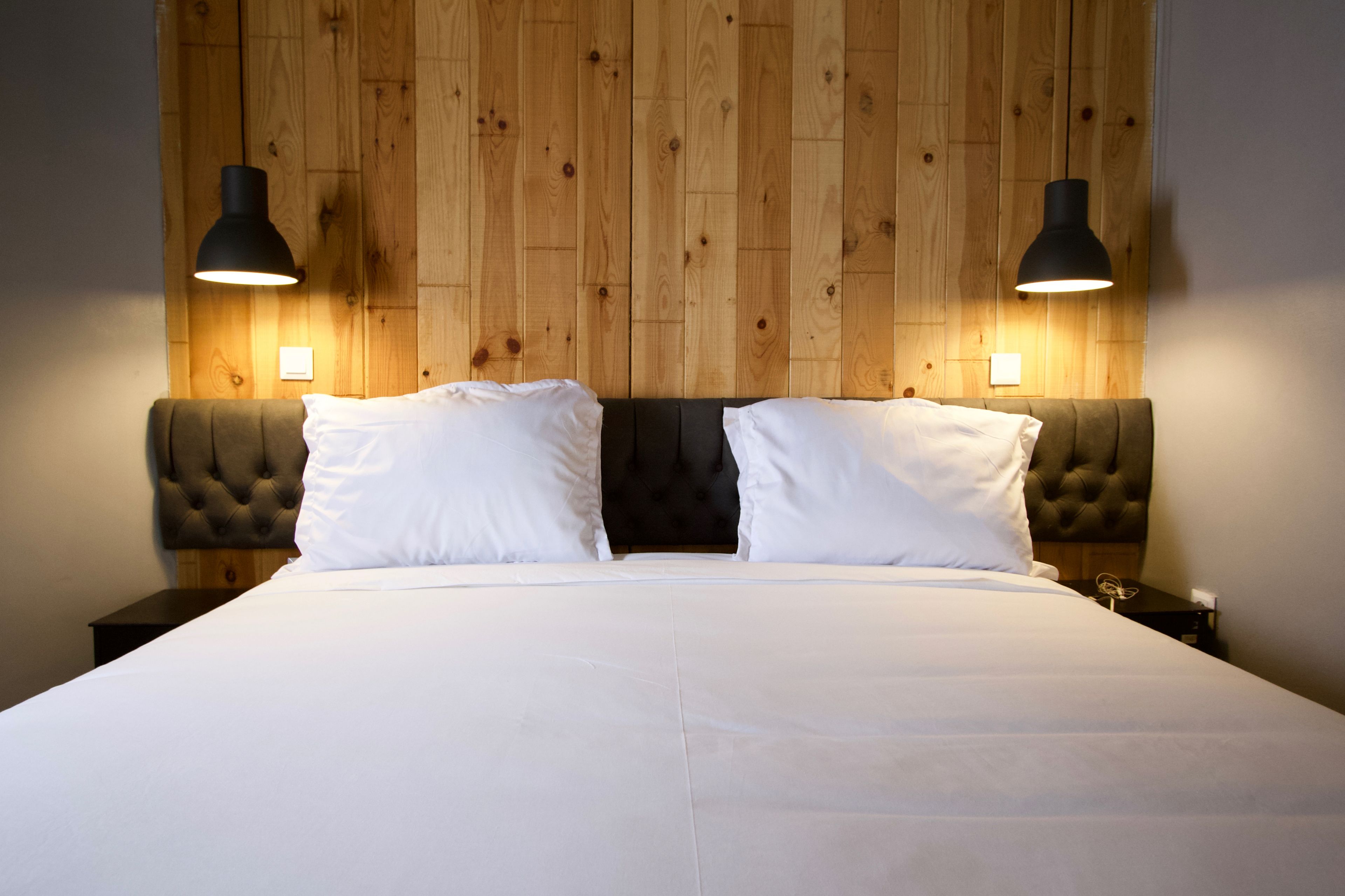 Roupas de cama premium, frigobar, cofres nos quartos
