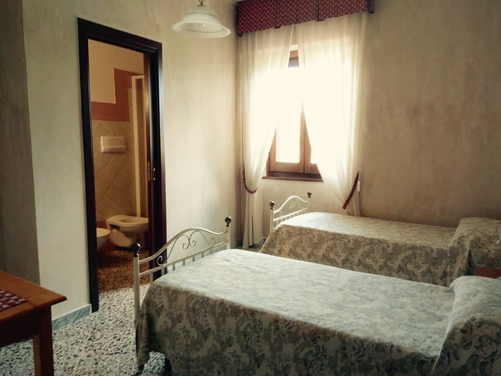 Camera Sorelle | Desk, bed sheets