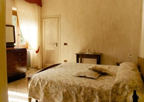 Een bureau, beddengoed