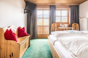 Habitación doble, balcón | Ropa de cama de alta calidad, edredones de plumas, decoración individual