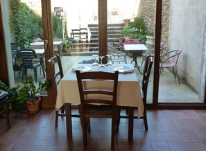 Restaurant - Hostal La Fuente (Santa Maria de Dulcis)