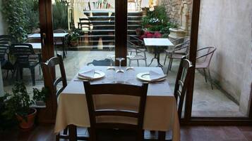 Esmorzar diari de cuina local gratuït