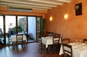 Petit déjeuner composé de spécialités régionales compris tous les jours