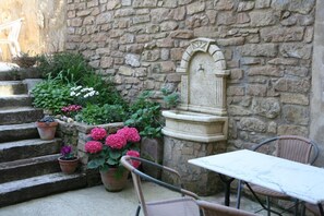 Property grounds - Hostal La Fuente (Santa Maria de Dulcis)