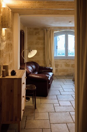 Studio phong cách cổ điển | Bàn, phòng cách âm, truy cập Internet không dây miễn phí 