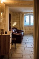 经典开间 | 办公桌、隔音、免费 WiFi、床单