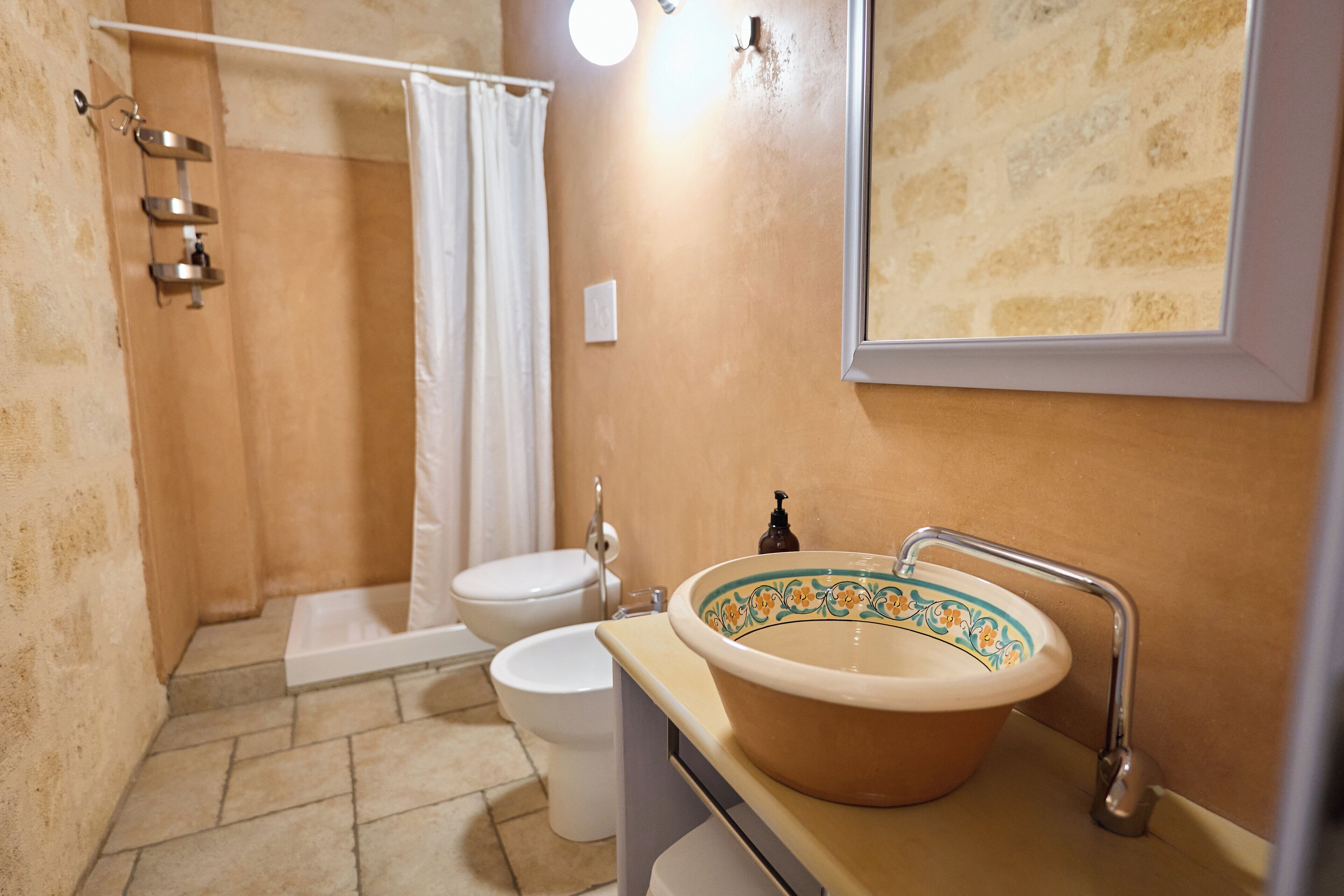 Ein Badezimmer mit Badewanne, Toilette und Waschbecken.