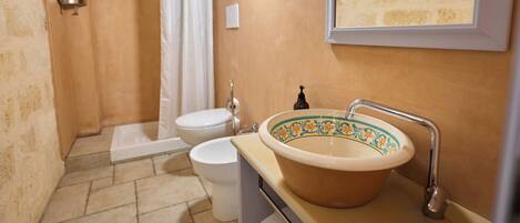 Ein Badezimmer mit Badewanne, Toilette und Waschbecken.