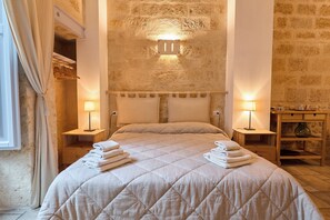 Studio phong cách cổ điển | Bàn, phòng cách âm, truy cập Internet không dây miễn phí 