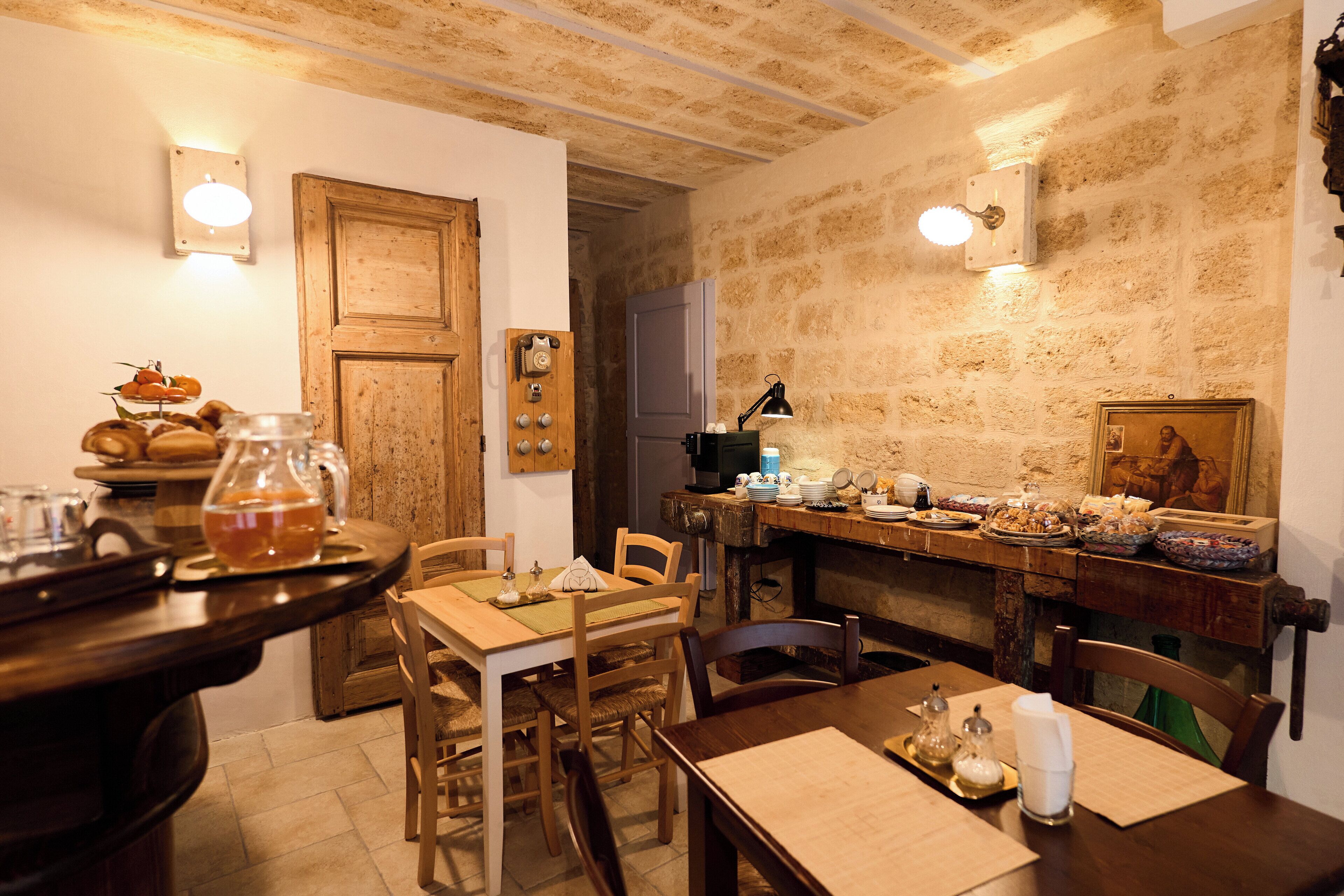 Un comedor acogedor con mobiliario de madera, una pared de ladrillo y una puerta de madera rústica.