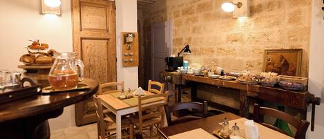 Un comedor acogedor con mobiliario de madera, una pared de ladrillo y una puerta de madera rústica.