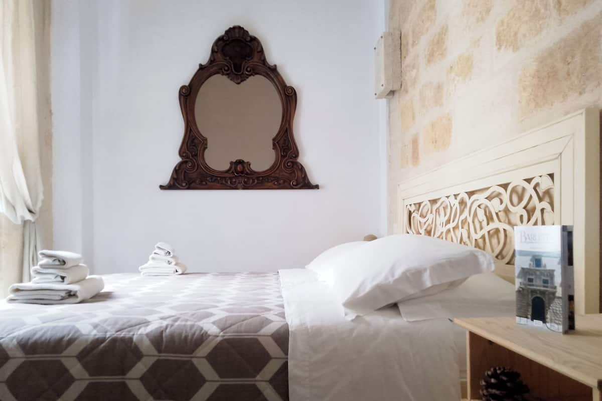 Escritorio, sistema de insonorización, wifi gratis y ropa de cama