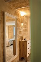 经典开间 | 办公桌、隔音、免费 WiFi、床单