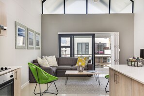 Perhehuoneisto, 2 makuuhuonetta, osittainen valtamerinäköala | Oleskelualue | 42–tuumainen taulutelevisio, jossa satelliittikanavat