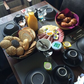 Kontinental frukost varje dag (EUR 12.50 per person)