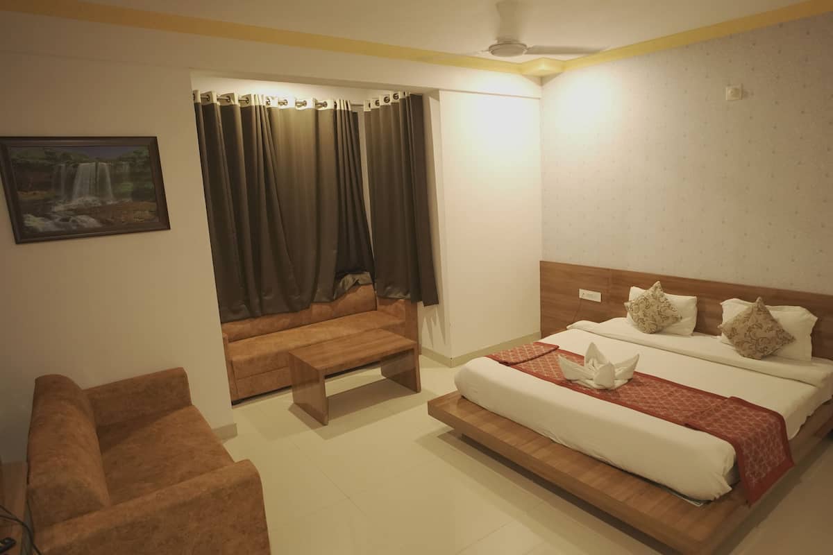 1 bedroom, desk, blackout curtains, soundproofing