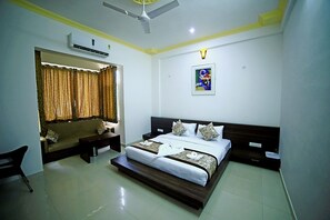 华丽客房, 1 张双人床, 无烟房 | 1 多间卧室、办公桌、遮光窗帘、隔音