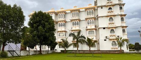 المنشأة من الخارج