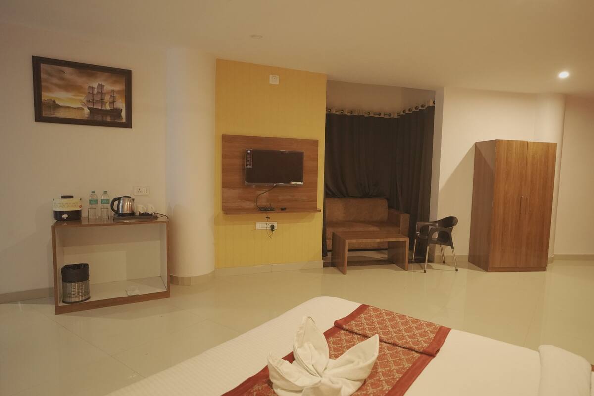 1 bedroom, desk, blackout drapes, soundproofing