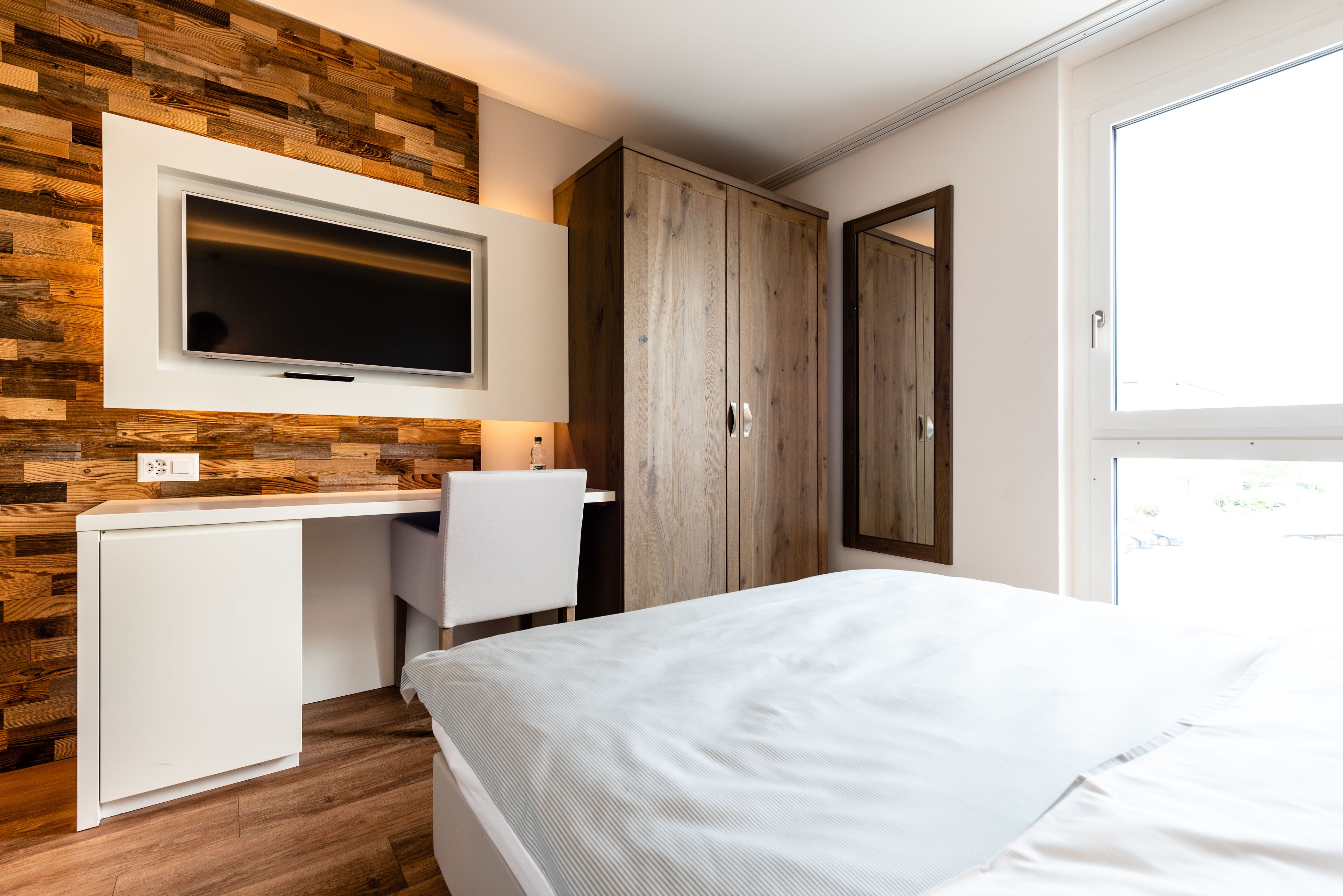 basic room | living area | flat-screen tv