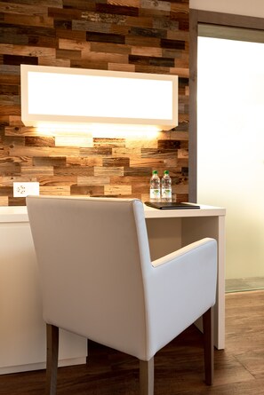 Safe på rommet, blendingsgardiner, lydisolert og wi-fi (inkludert)