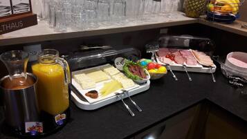 Petit déjeuner buffet servi en semaine (18 CHF par personne)