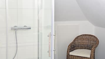 Doppelzimmer, Stadtblick | Badezimmerausstattung | Dusche, kostenlose Toilettenartikel, Haartrockner, Handtücher